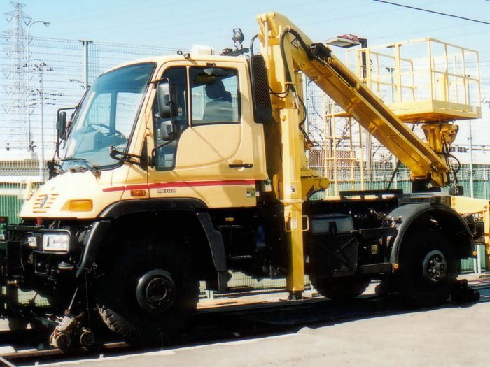 新幹線メンテナンス用 12 ｍ高所作業車1