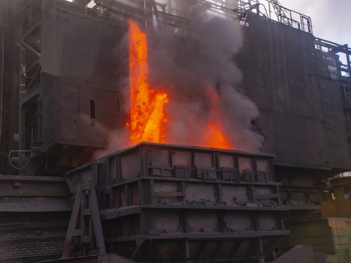強烈な加熱炉周辺の輻射熱と粉塵に耐えられる高所作業台車2
